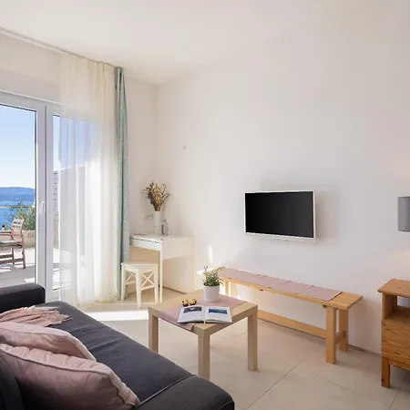 Jolara With Heated Pool Apartman *